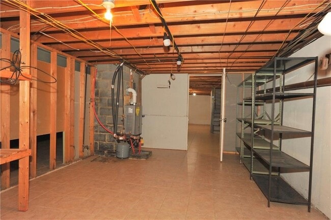 Building Photo - 15 Green Valley Dr