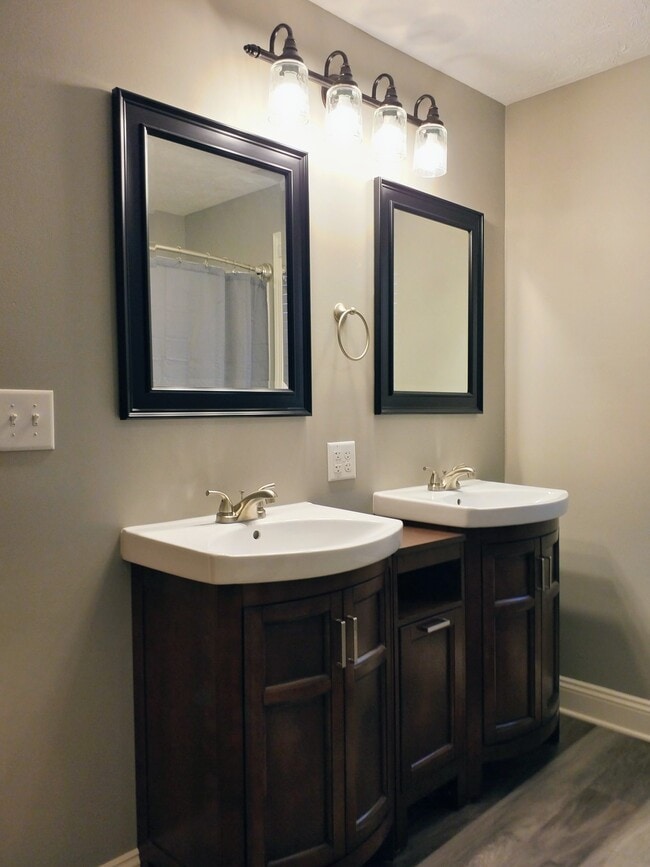 Building Photo - 239 Bachtel St SE