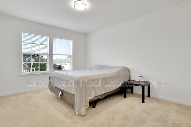 Building Photo - 204 Station Terrace W