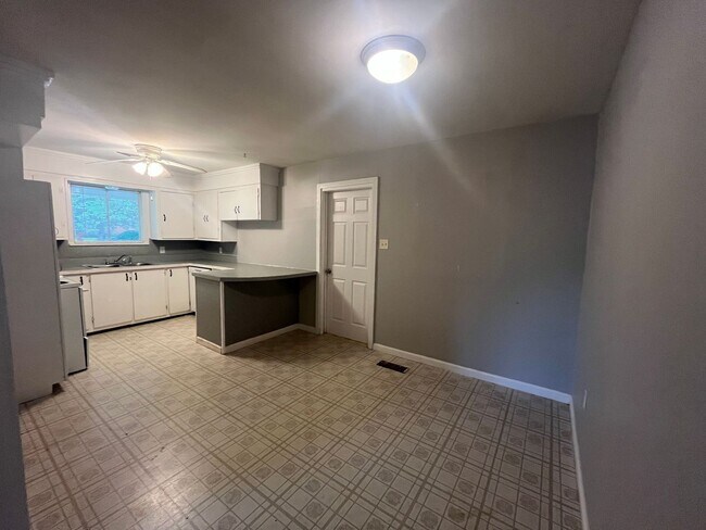 Building Photo - Nuce 3 br. Home for rent near LR Air Force base