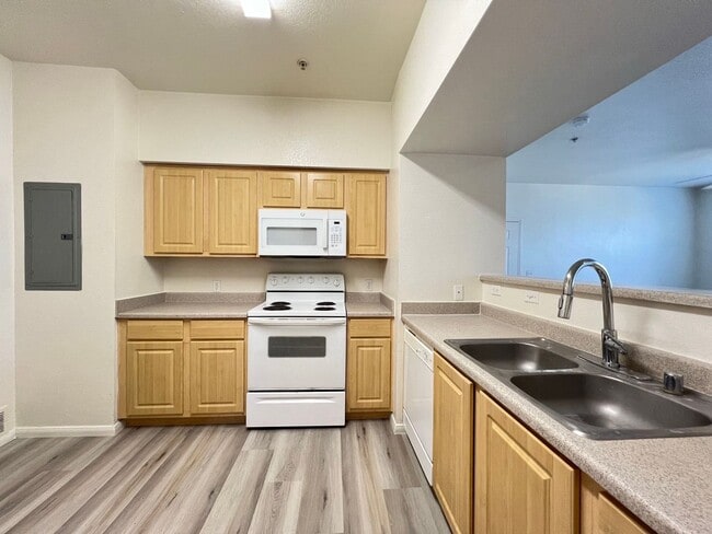 Building Photo - Sweet condo on the first leve