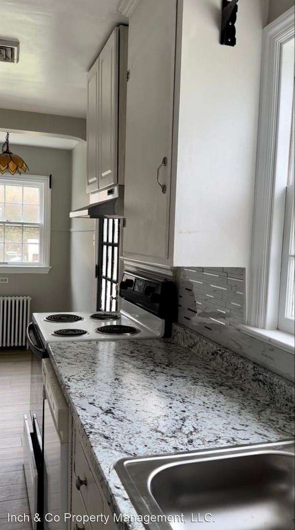 Building Photo - 3 br, 1.5 bath House - 1524 Clover Lane