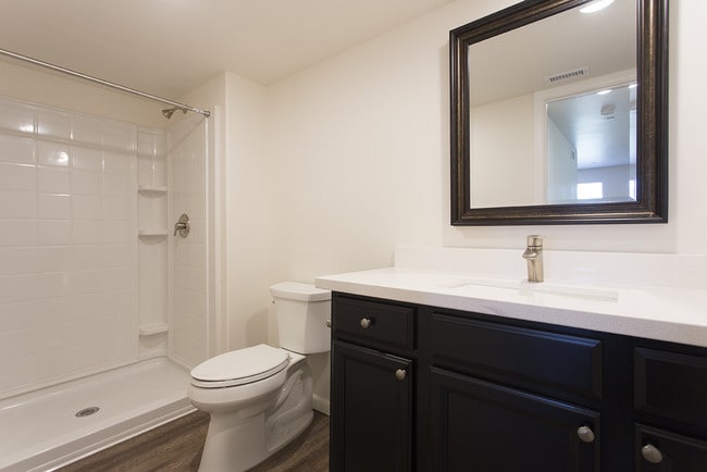 Building Photo - OPEN HOUSE: 1/31 10-11AM  4 Bed with 2 Car Garage & Washer/Dryer in Unit