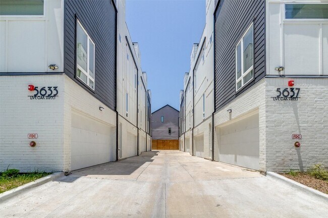 Building Photo - 5633 Live Oak St