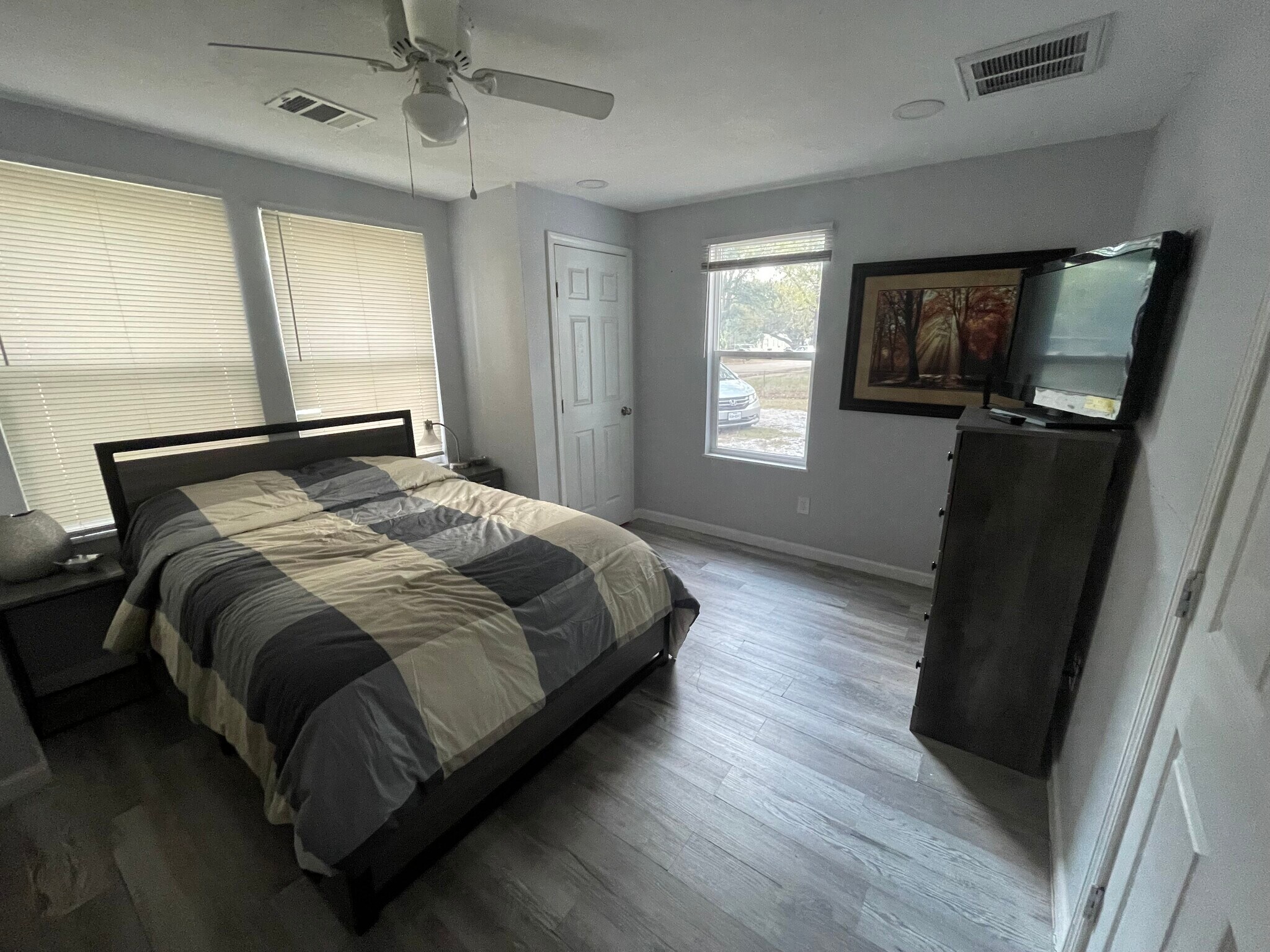 Building Photo - 208 E Magnolia St