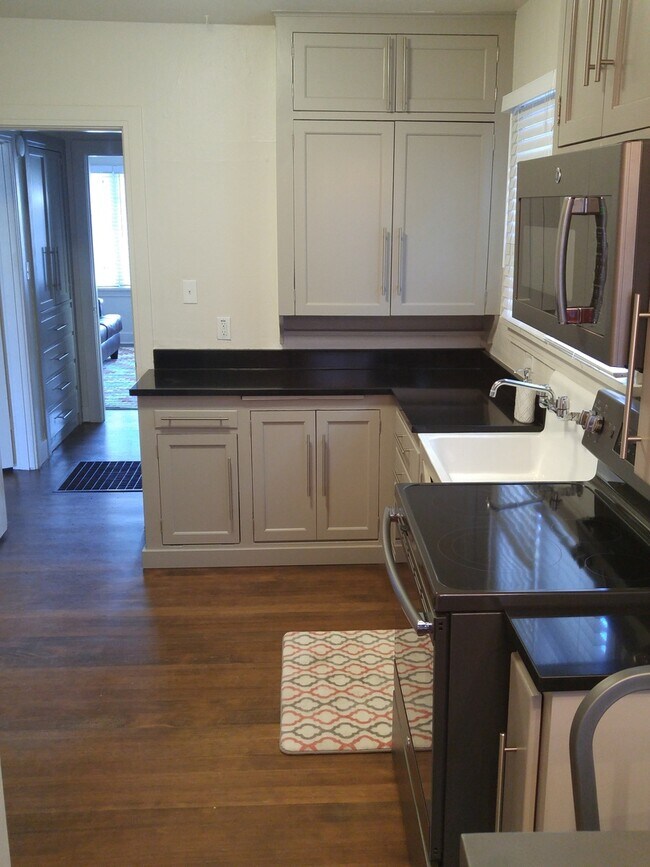 Building Photo - 170-704-708 Broadway Duplex, Bend