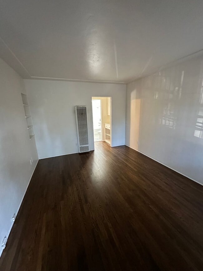 Building Photo - 505 W Maple St