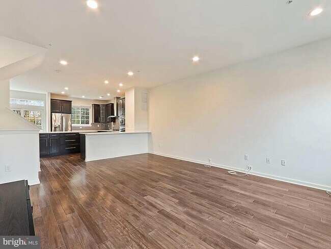 Building Photo - 523 Chestnut Ct