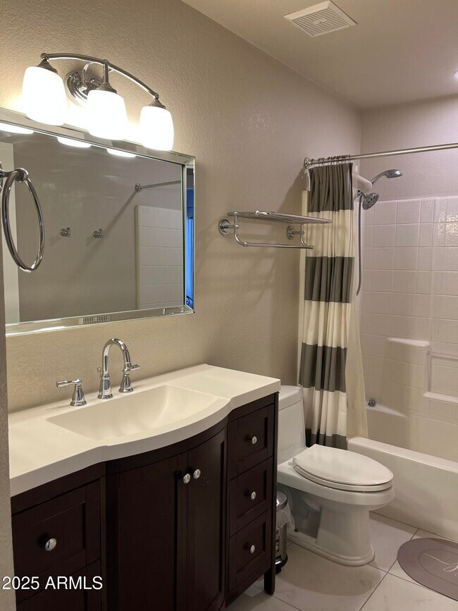 Building Photo - 725 S Cheri Lynn Dr