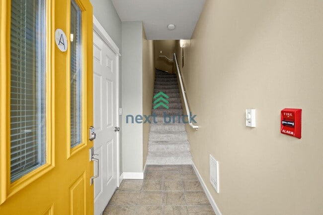 Building Photo - 3 Bed 2.5 Bath End Unit Townhome is Available for Rent!