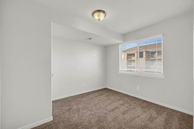 Building Photo - 3561-3585 E Rock Creek Rd