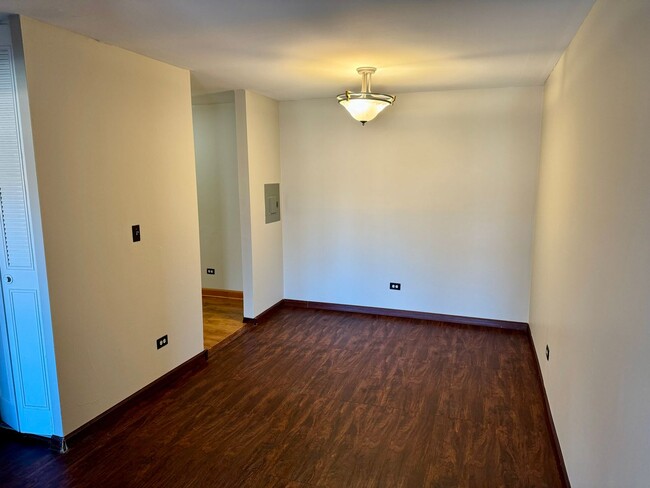 Building Photo - 1BR/1BA condo for rent in Palatine's sough...