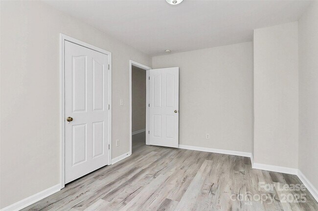 Building Photo - 2108 Oakcliffe Ct