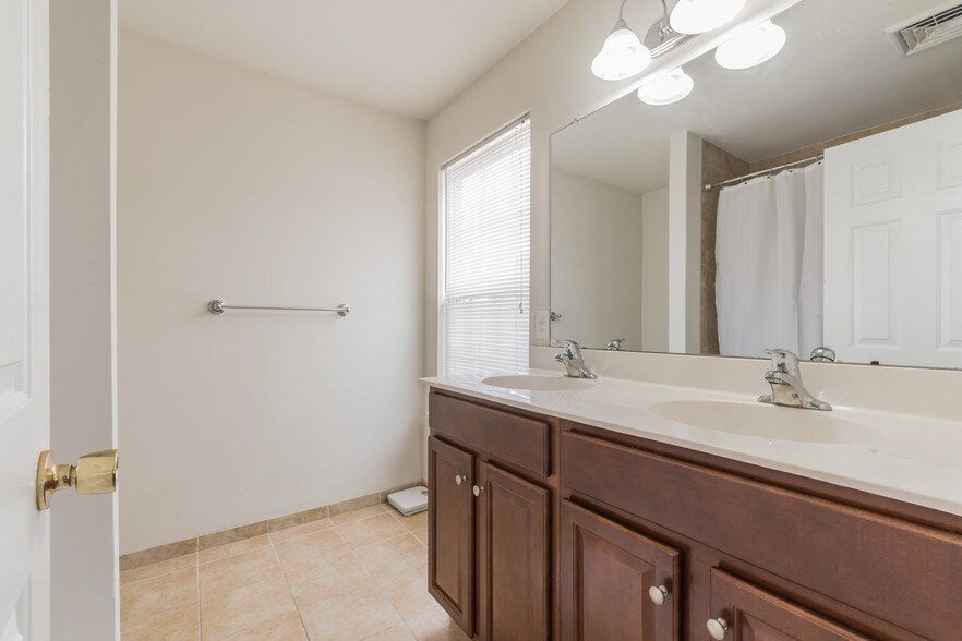 3rd Floor Full Bathroom - 5402 Wynnefield Ave
