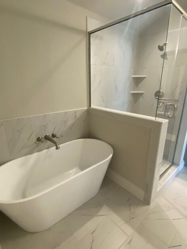 Building Photo - 4/2.5/2 - GREAT LOCATION near downtown and...