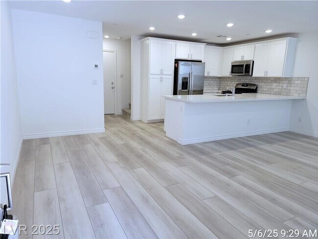 Building Photo - BRAND NEW 3 BED, 2.5 BATH TOWNHOME IN NW L...