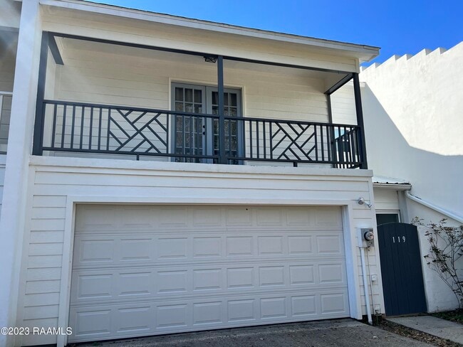 Building Photo - 305 Halcott Dr