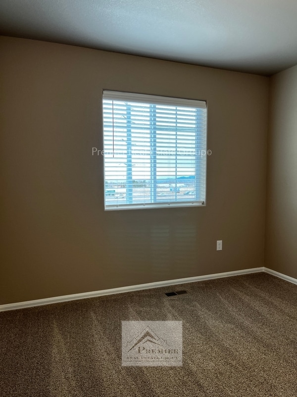 Building Photo - 7863 Sand Lake Heights