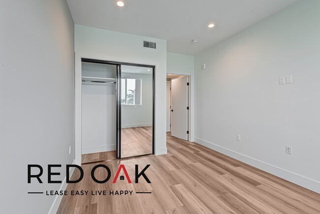 Building Photo - Elegant and Modern Two Bedroom with Recess...