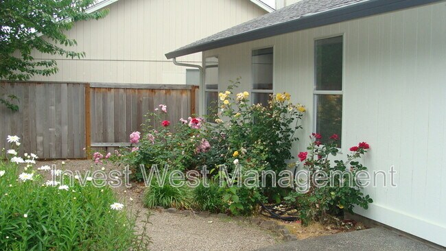 Building Photo - 2515 NE 83rd Wy