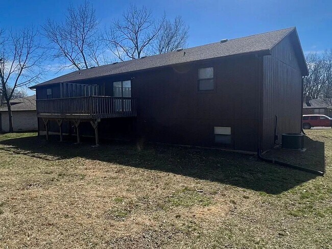 Building Photo - 431-431 Maple Grove Way
