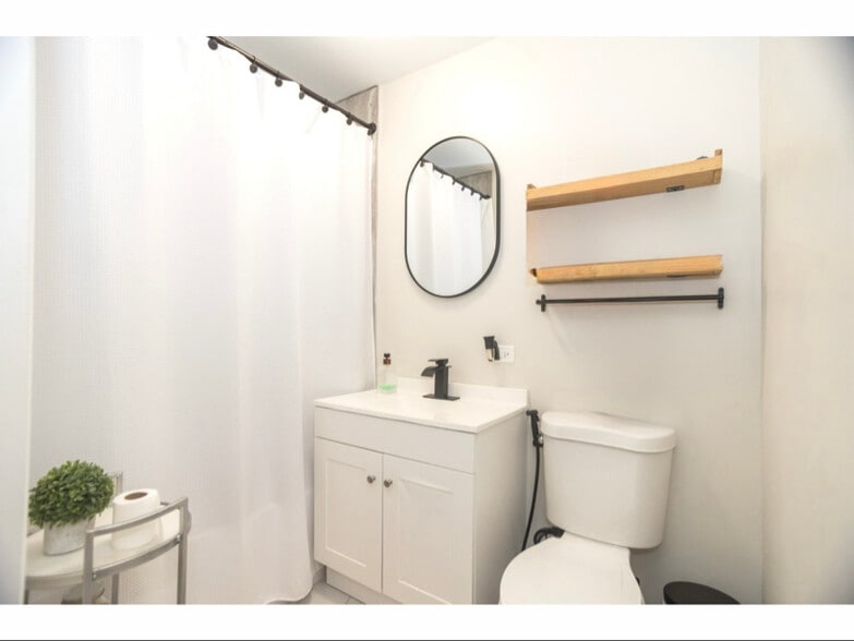 Building Photo - 726 Lawler Ave