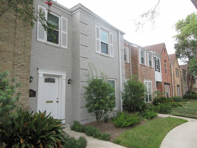 Building Photo - This charming 3-bedroom, 2.5-bath townhome in Memorial Club!