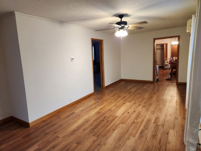 Building Photo - 3 bedroom 1 bath upper level unit in Pierz