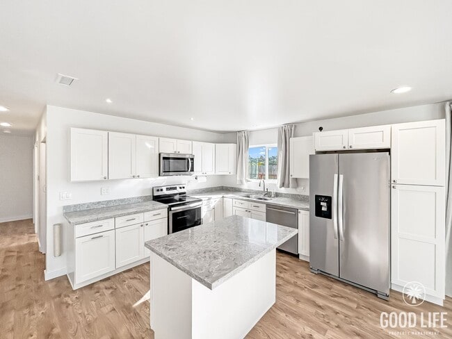 Building Photo - Beautiful 3BD/2BA with Updated Kitchen, 2-Car Detached Garage and A/C in Clairemont!