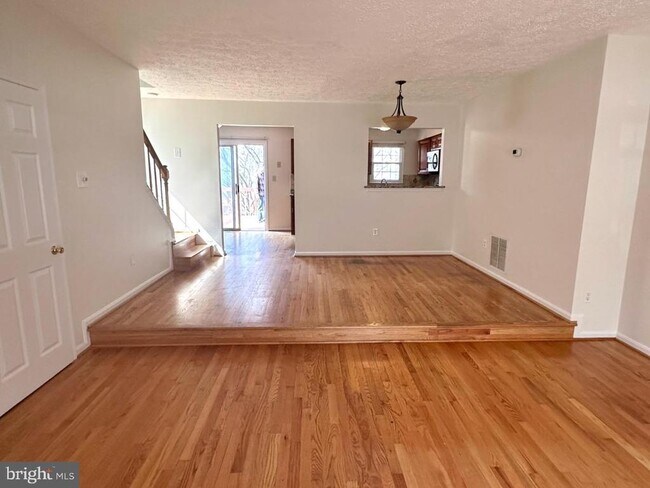 Building Photo - 898 Bayridge Dr