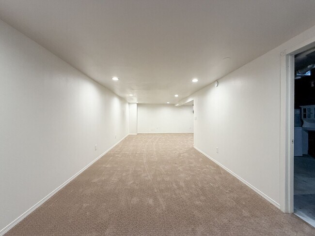 Building Photo - 6119 N Braeburn Dr