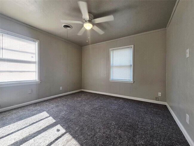 Building Photo - 307 E Kittyhawk Dr