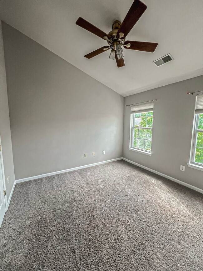 Building Photo - Stunning 3 Bed 3.5 Bath Brick Colonial End-Unit Townhome In Vibrant Kingstowne Community