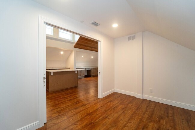 Building Photo - 11 Aviles St