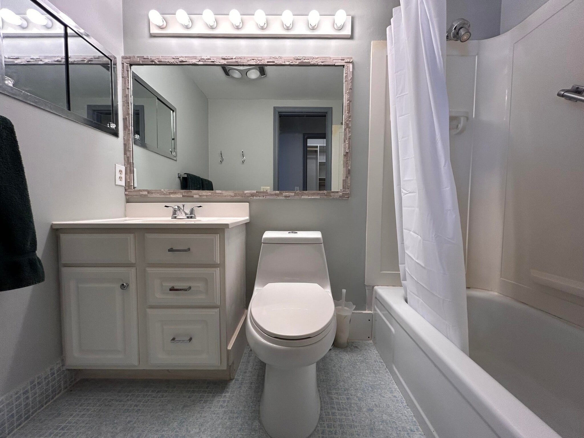 Building Photo - 880 Horizons W