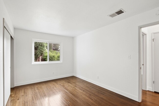 Building Photo - 4 Bedroom 2 Bathroom - Freshly Remodeled Available for Immediate Move-In