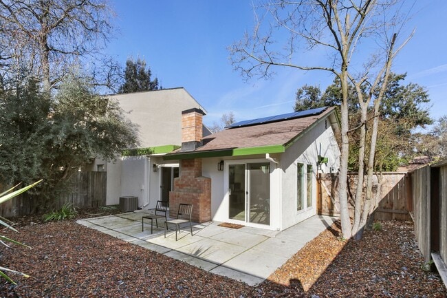 Building Photo - 2 Bedroom 2 Bedroom Home in East Davis with solar