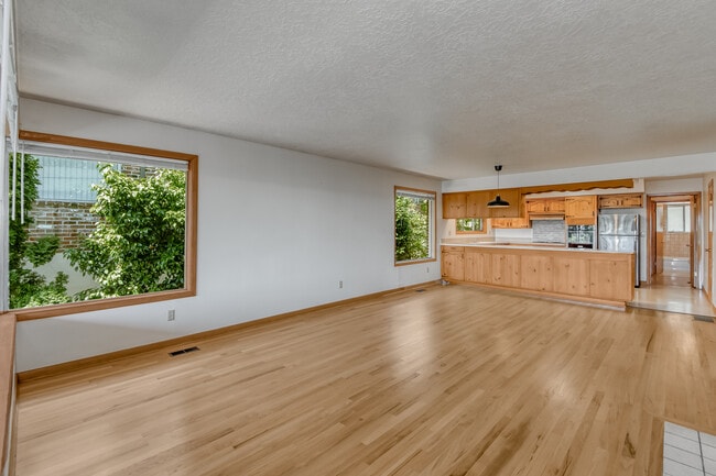 Building Photo - 6506 E Evergreen Blvd