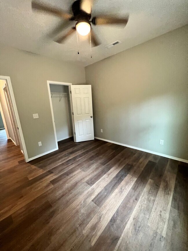 Building Photo - 3 bedroom 1 bath 2 car garage