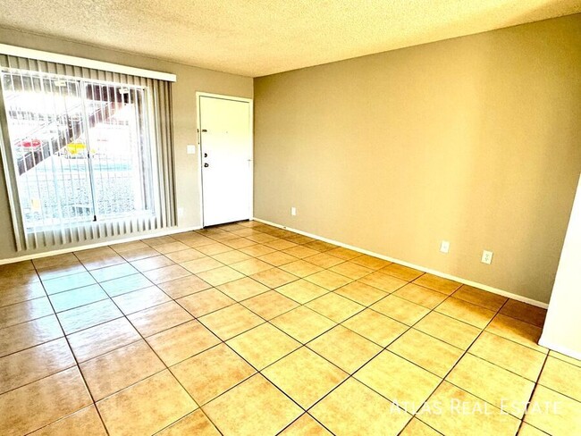 Building Photo - ONE MONTH FREE-2 Bed/1 Bath Ready for Move In