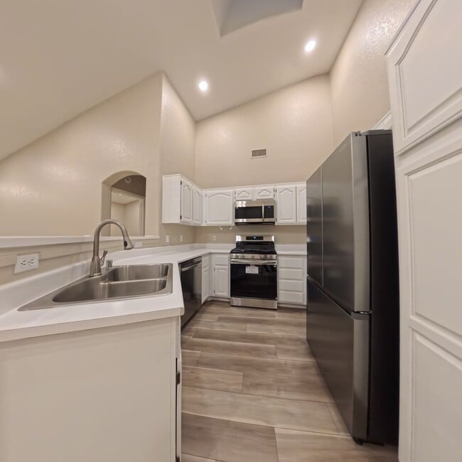 Building Photo - Beautifully Renovated 2nd-Floor Condo in Prime Location