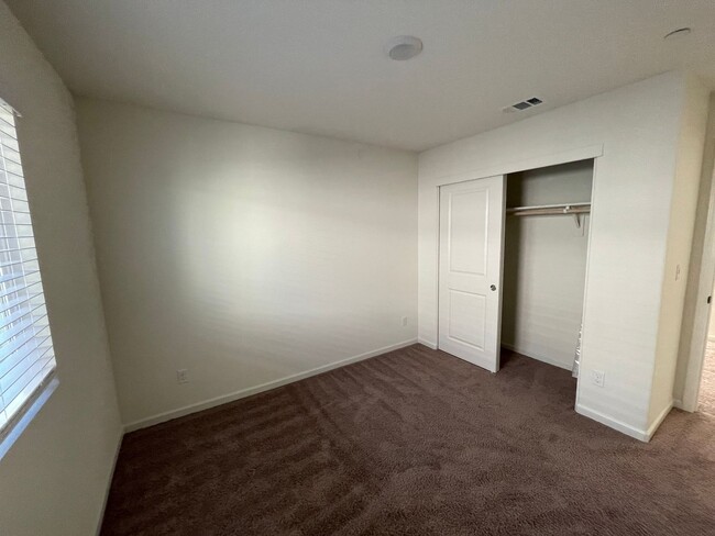 Building Photo - Beautiful 4 bed 2.5 bath in Sacramento!