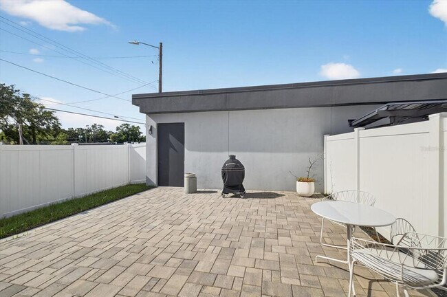 Building Photo - 423 W Amelia Ave