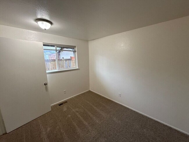 Building Photo - 848 Plymouth Dr NE