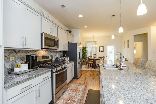 Building Photo - Gorgeous and Modern Home Available