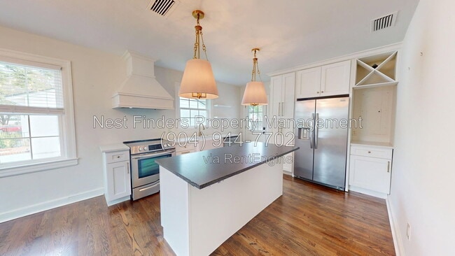 Building Photo - 2215 Larchmont Rd