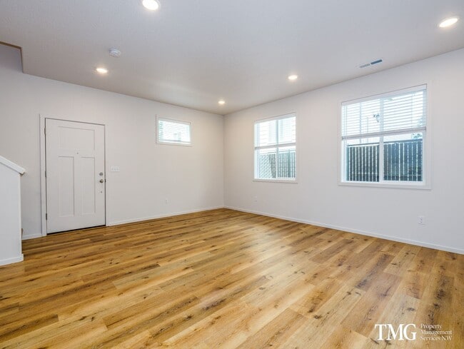 Building Photo - Centrally Located Townhome with Attached G...
