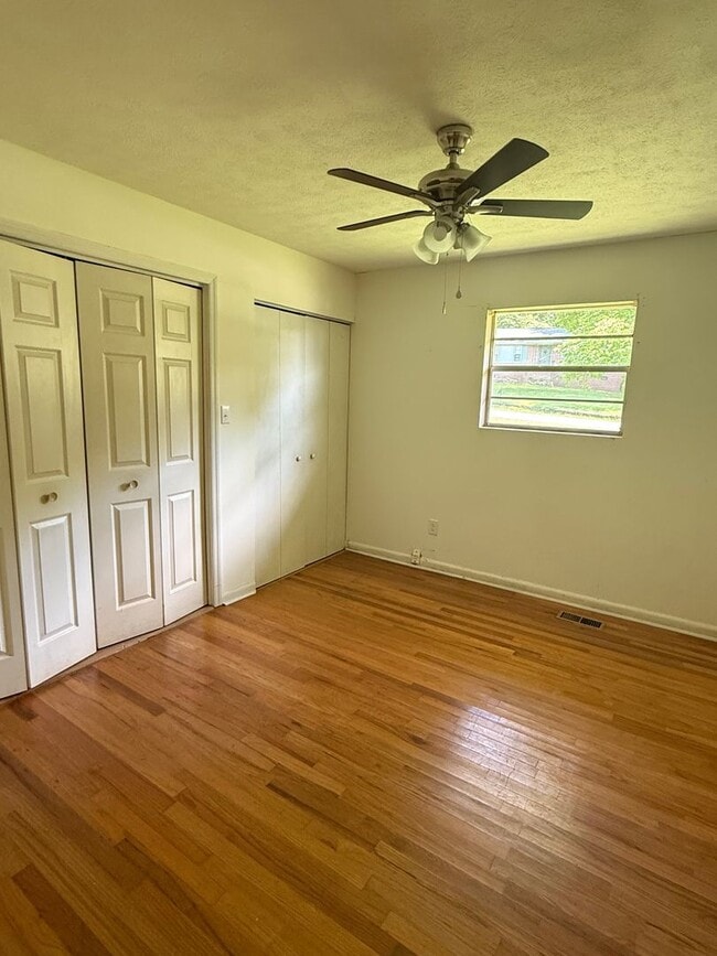 Building Photo - Rainbow City Rental