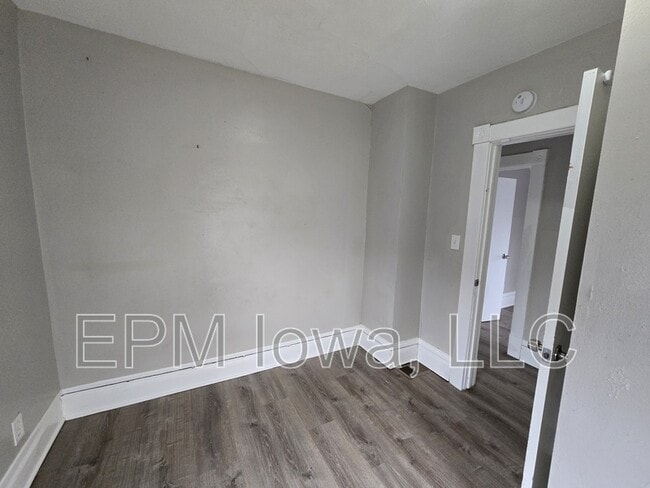 Building Photo - 214 Edwards St