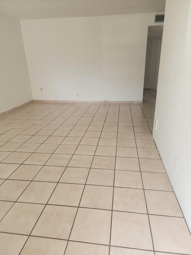 Building Photo - 1007 N 19th Ave